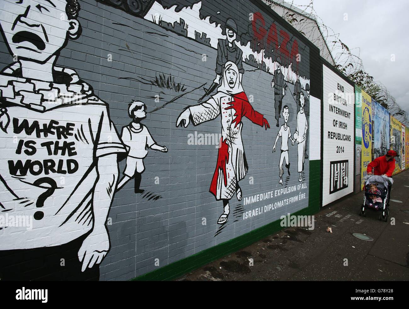 Ein Wandgemälde auf der Falls Road in Belfast, das die „sofortige Austreibung aller israelischen Diplomaten aus Irland“ fordert, wie der neu ernannte Außenminister der Republik Irland, Charlie Flanagan, sagte, dass die irische Regierung sich aktiv mit Israel und Palästina engagiert hat, um die Gewalt in Gaza zu stoppen. Stockfoto