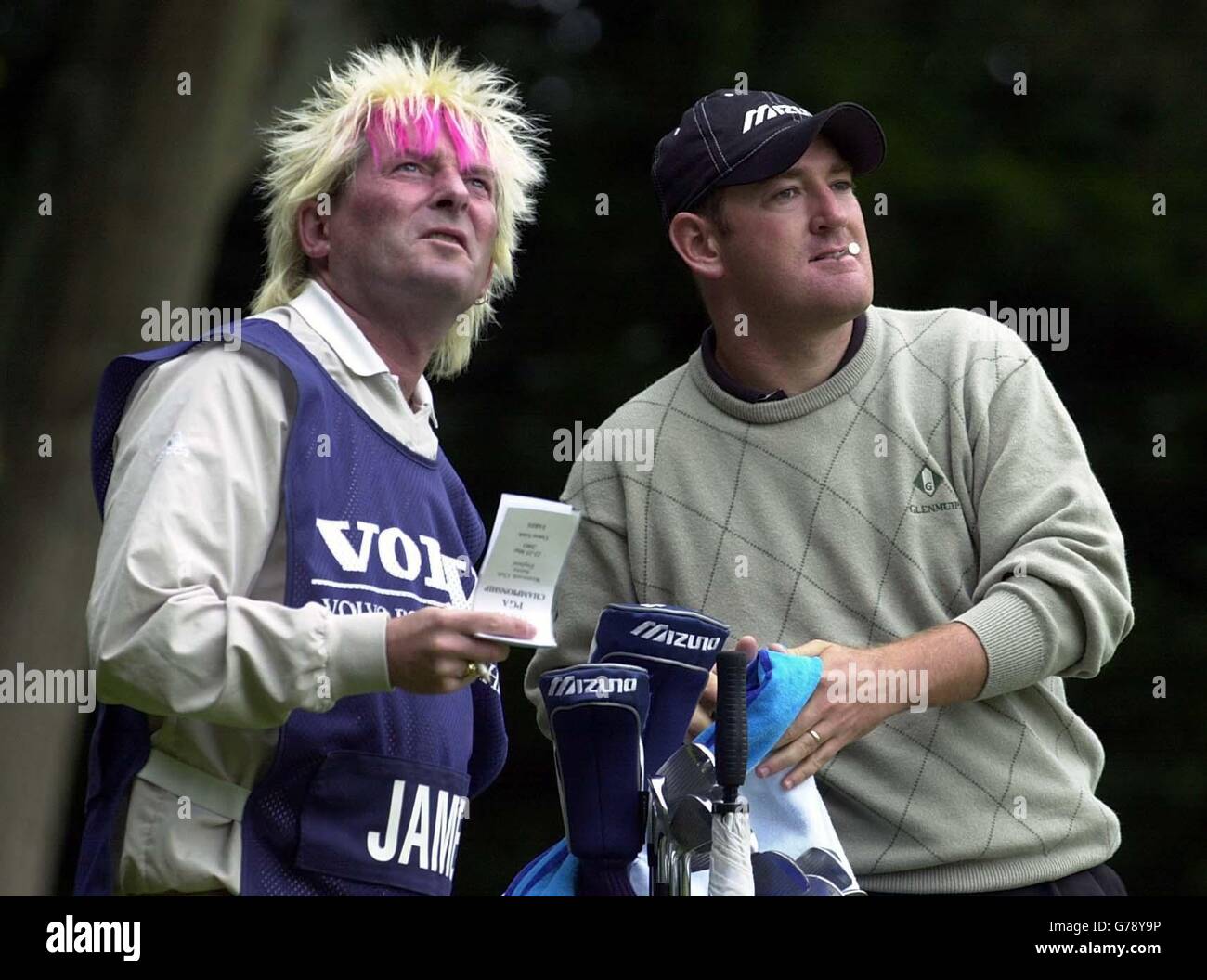 Der englische Lee James (rechts) mit seinem Caddie auf dem 2. Abschlag während der Volvo PGA Championship im Wentworth Golf Club, Virginia Water, Surrey. Stockfoto