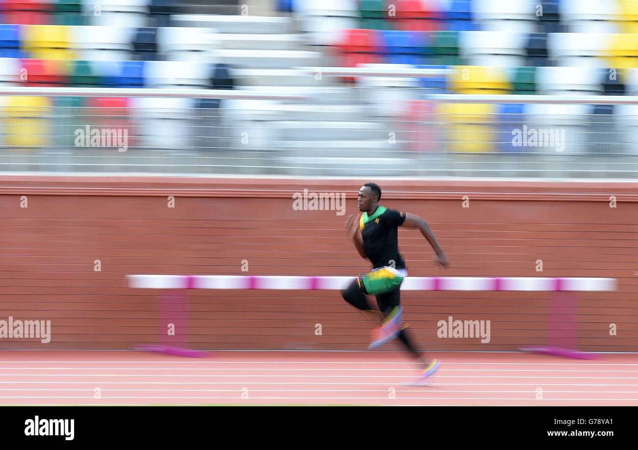 Jamaikas Usain Bolt übt sein Sprinten auf der Warm-up-Strecke neben Hampden Park während der Commonwealth Games 2014 in Glasgow. Stockfoto