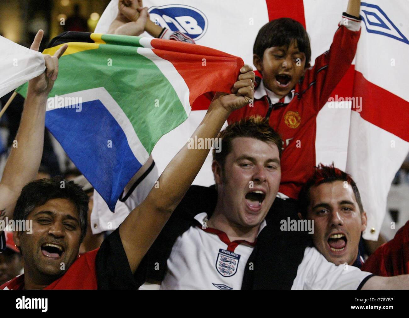 Englische und südafrikanische Fans zusammen im ABSA-Stadion von Durban verehren das Freundschaftsspiel zwischen den beiden Nationen, Durban, Südafrika. Stockfoto