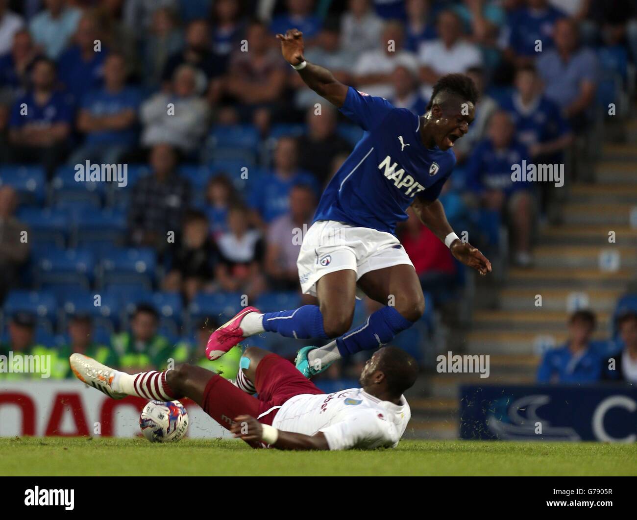 Armand Gnanduillet von Chesterfield (rechts) und Jores Ocore von Aston Villa kämpfen während der Vorsaison im Proact Stadium, Chesterfield, um den Ball. Stockfoto