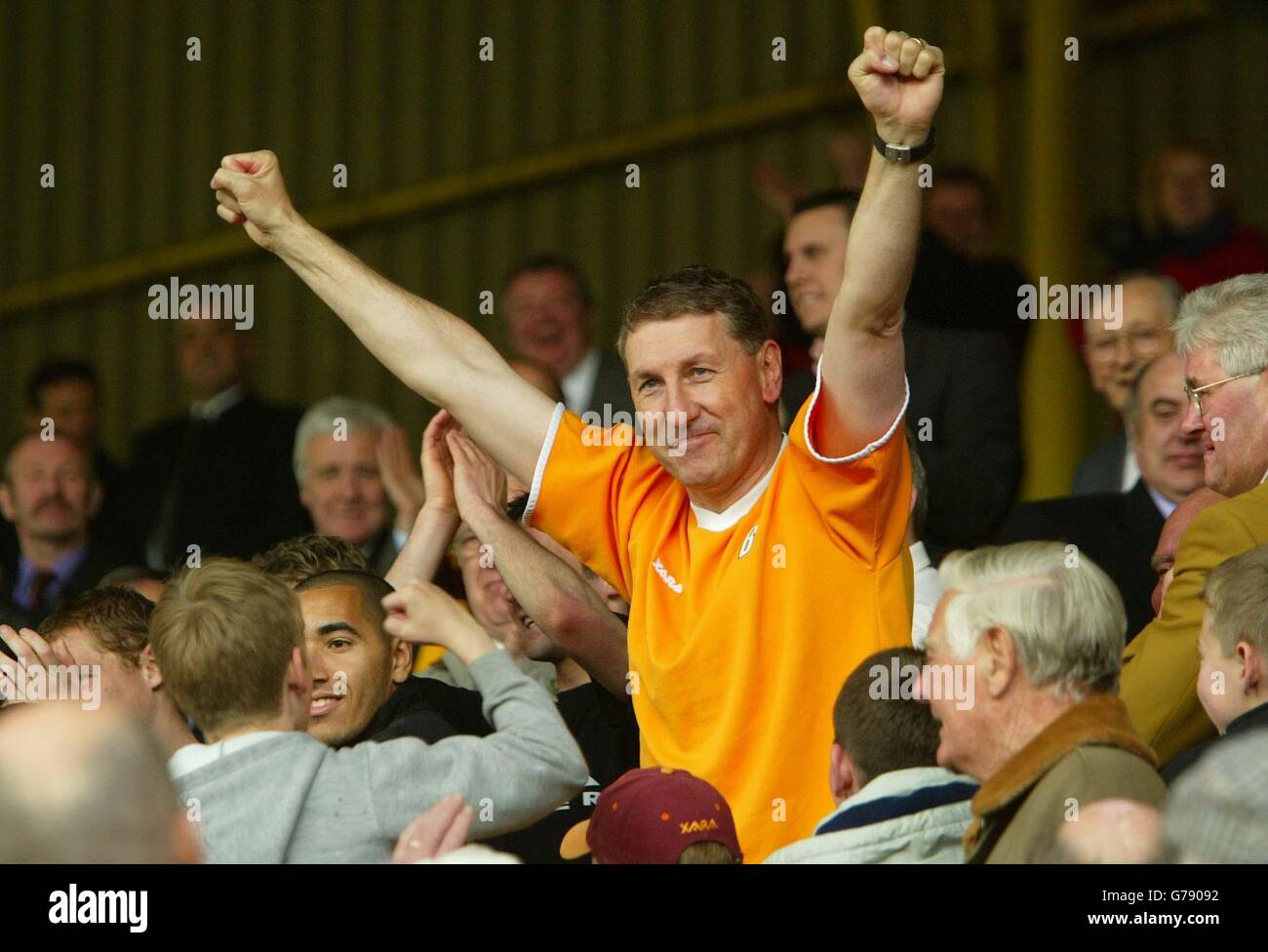 Motherwell-Manager Terry Butcher feiert seinen 6-2-Sieg über die Besucher Livingstone während ihres Bank of Scotland-Spiels der schottischen Premiership im Fir Park, Motherwell. Endnote: Motherwell 6 Livingston 2. Stockfoto