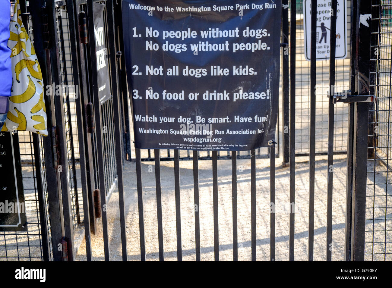 Melden Sie sich im Washington Square Park sagen "keine Menschen ohne Hunde, keine Hunde ohne Menschen" Greenwich Village, New York, USA Stockfoto