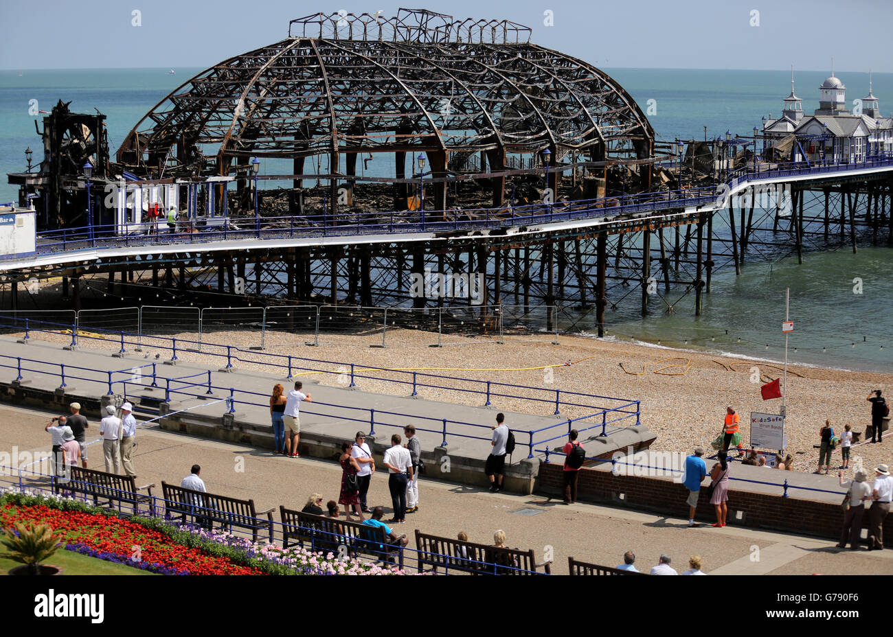 Die Verbrannten Uberreste Des Eastbourne Pier East Sussex Nachdem Gestern Ein Feuer Durch Die Kuppelformige Spielhalle Gefegt War Stockfotografie Alamy