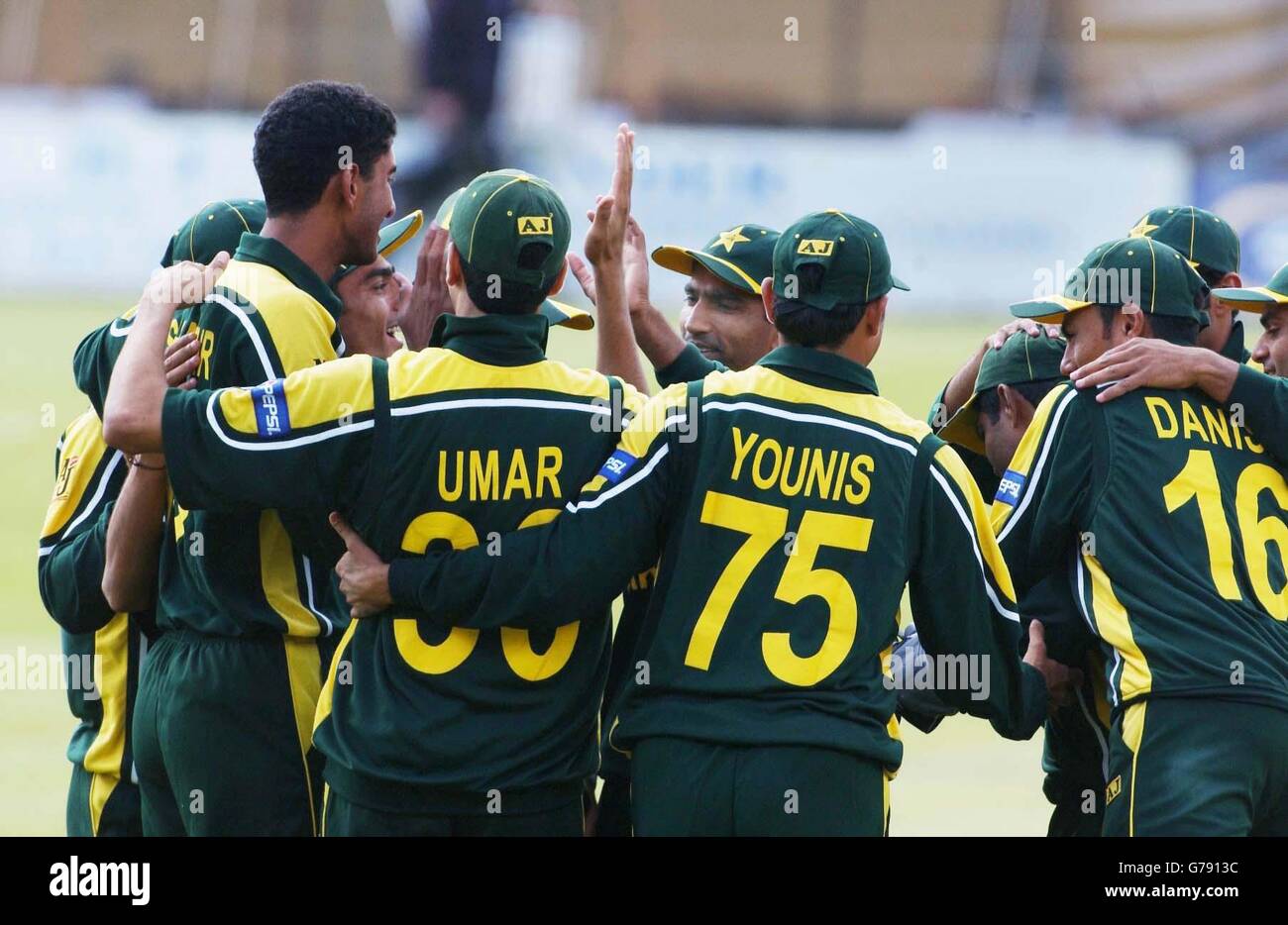 Pakistanische Spieler feiern, nachdem sie den schottischen Saltires-Schläger Rahul Dravid während des Tourspieles im West of Scotland Cricket Club, Glasgow, entlässt haben. Stockfoto