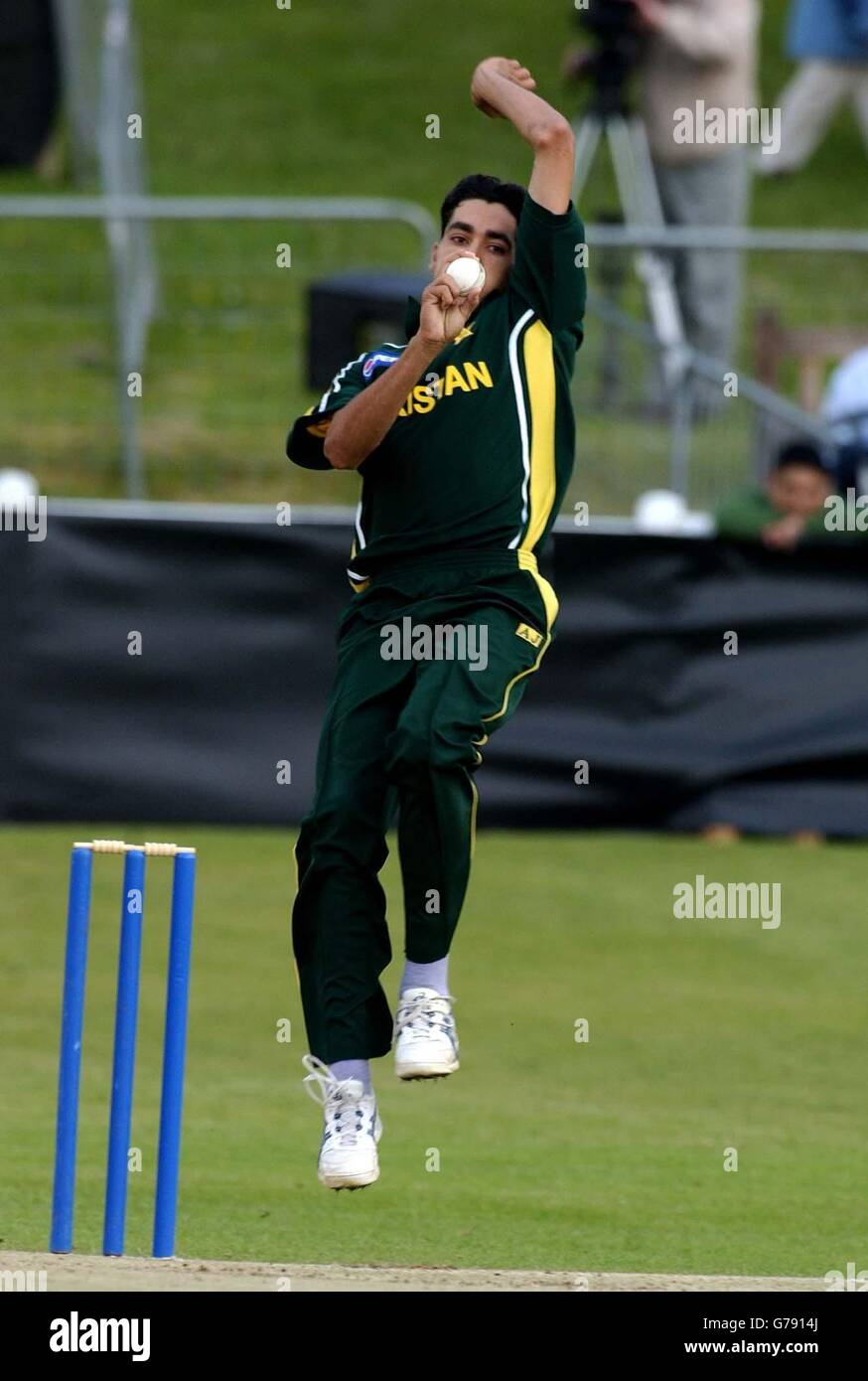 Der pakistanische Schnellbowler Umar Gul während des Tourspiel gegen Schottland im West of Scotland Cricket Club, Glasgow. Pakistan wird im Laufe dieses Monats drei One Day Internationals gegen England in der NatWest Challenge spielen. Stockfoto