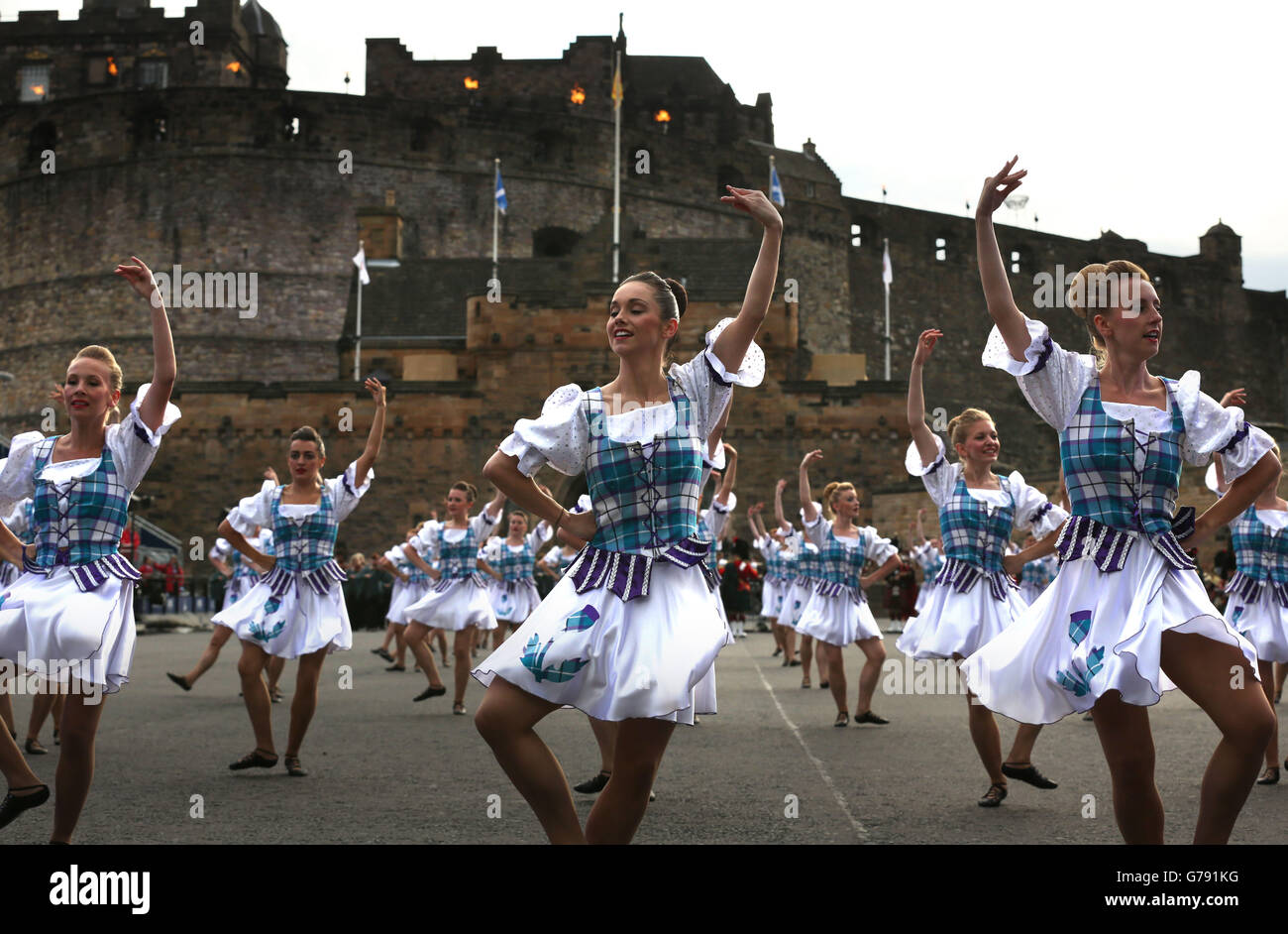 Highland-Tänzer treten im Edinburgh Castle während einer Generalprobe für das Royal Edinburgh Military Tattoo auf. Stockfoto