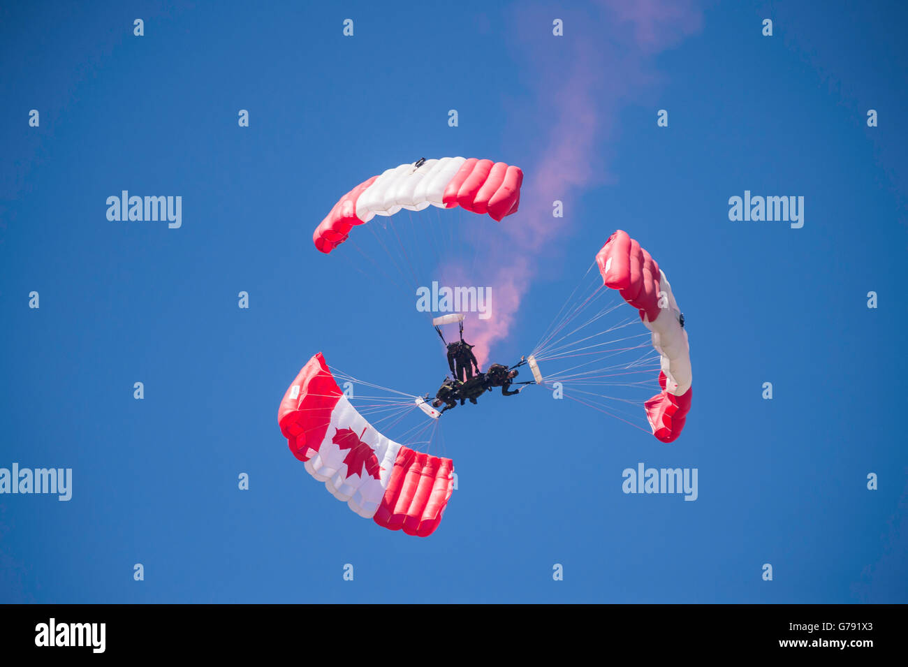 Kanadische Streitkräfte Fallschirm-Team, das SkyHawks Wings over Springbank, Springbank Airshow, Alberta, Kanada Stockfoto