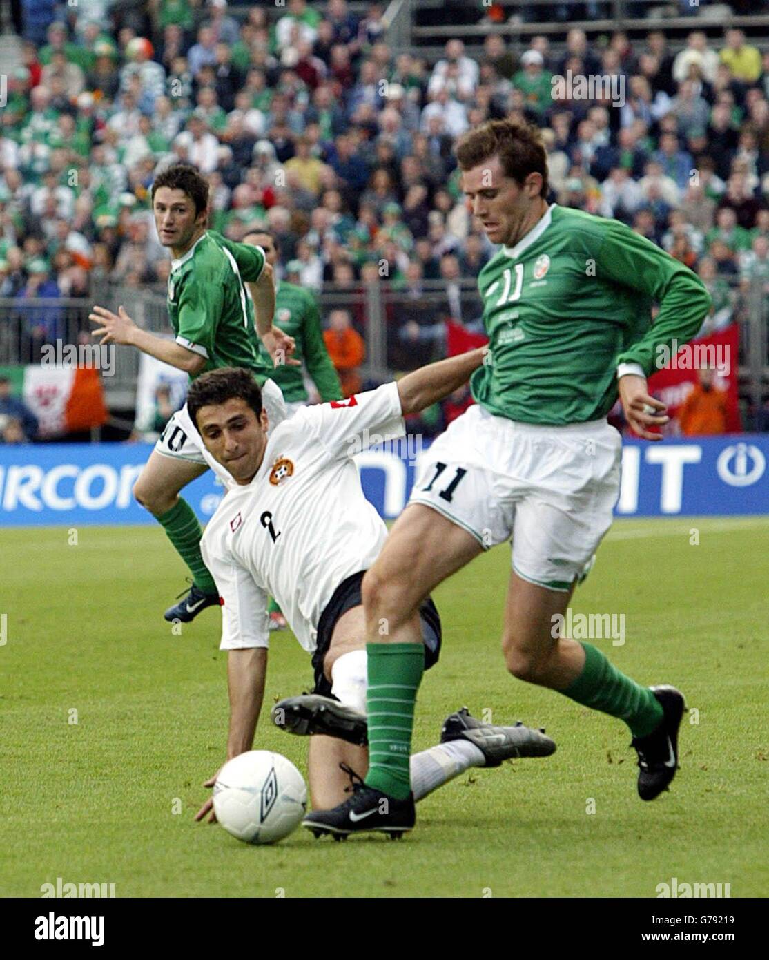 Der irische Kevin Kilbane (R) spielt bei seiner Qualifikation zur EM 2004 in der Lansdowne Road in Dublin am georgischen Surab Khizanishvili vorbei. Stockfoto