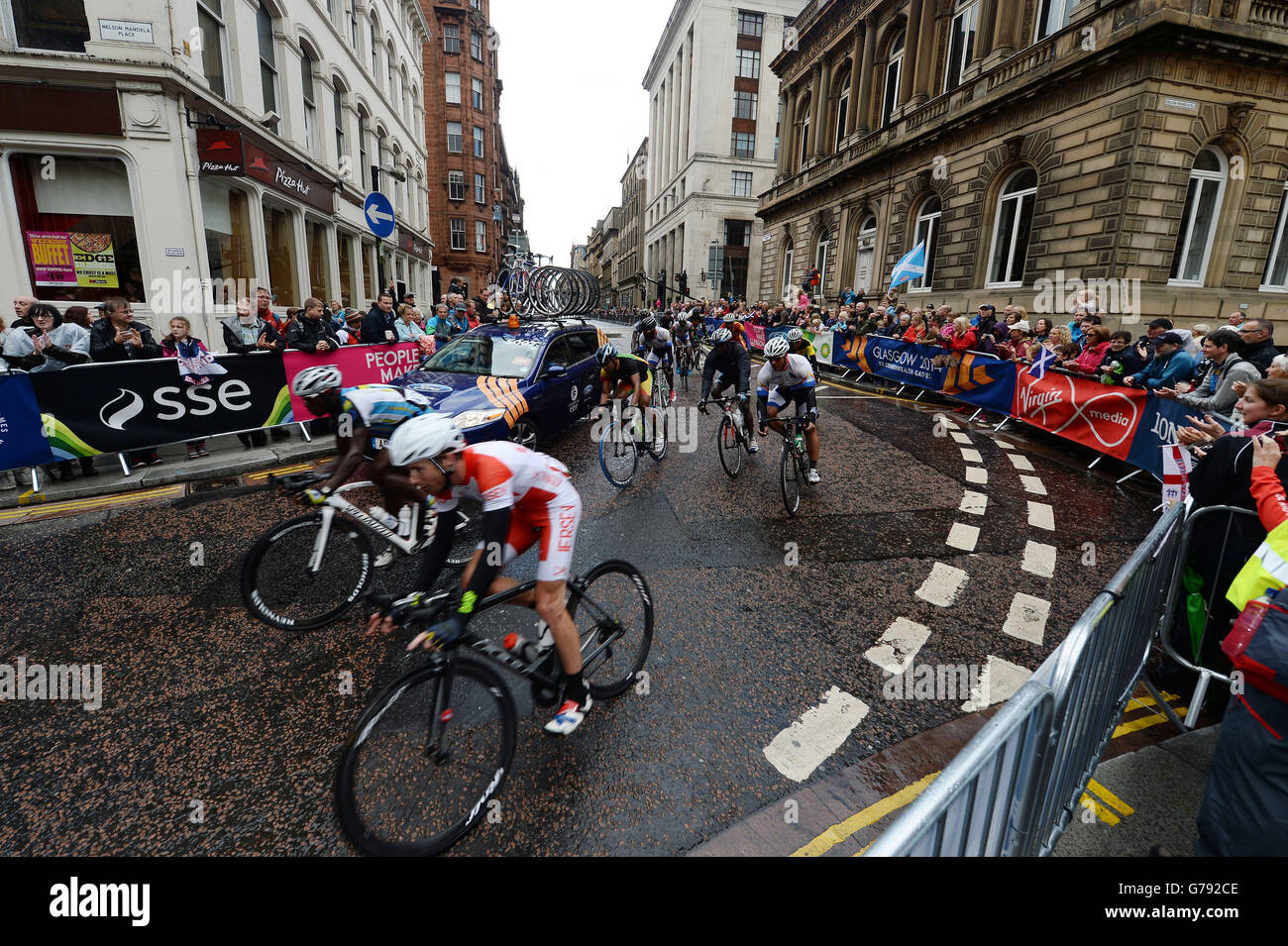 Die Fahrer des Commonwealth Mens Road Race fahren während der Commonwealth Games 2014 in Glasgow durch das Stadtzentrum von Glasgow bei Glasgow Green. Stockfoto