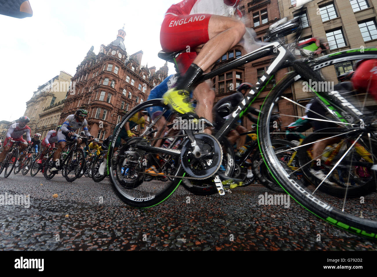 Die Fahrer des Commonwealth Mens Road Race fahren während der Commonwealth Games 2014 in Glasgow durch das Stadtzentrum von Glasgow in Glasgow Green. Stockfoto