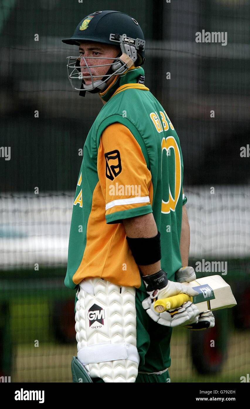 Südafrikas Hershel Gibbs wartet auf seine an der Reihe zu schlagen während einer Nets-Session in Old Trafford, Manchester. Südafrika wird England in der NatWest Series in Old Trafford begegnen. Stockfoto