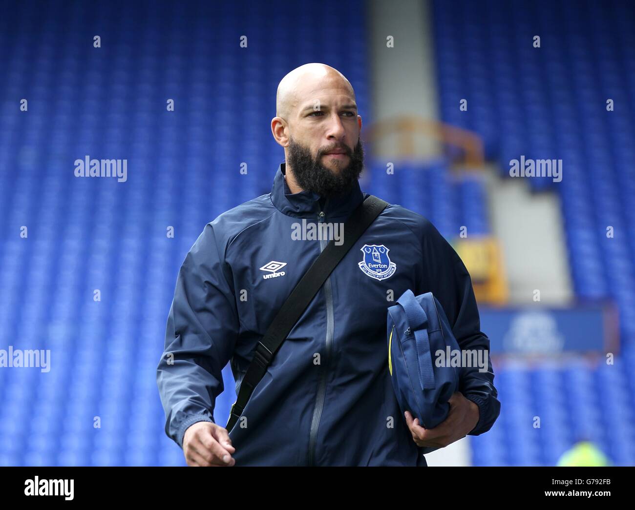 Everton-Torhüter Tim Howard kommt vor dem Anpfiff im Goodison Park an Stockfoto