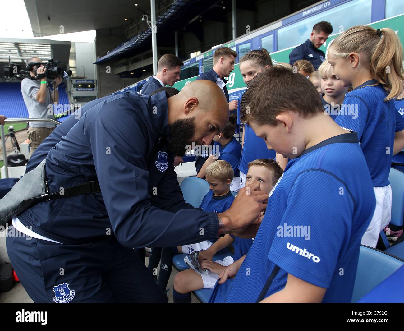 Everton-Torhüter Tim Howard gibt schon früher Autogramme für junge Fans Anstoß Stockfoto