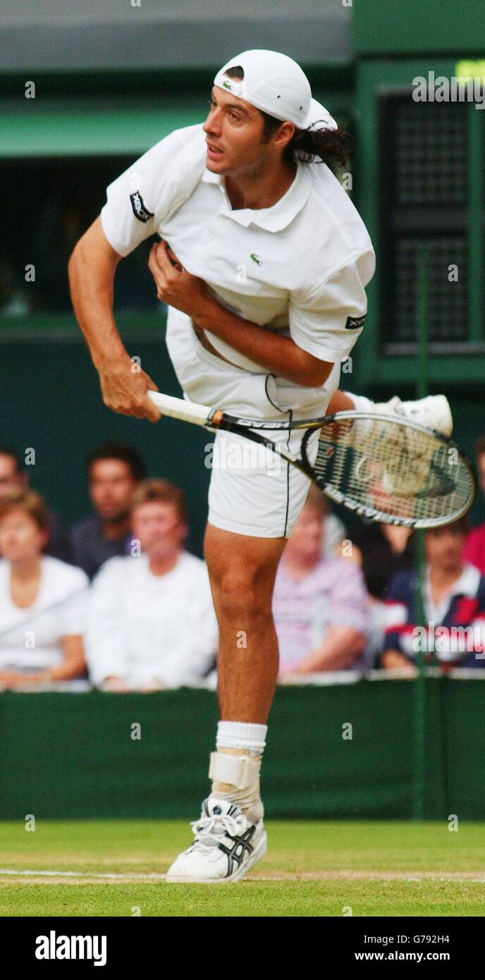 , KEINE HANDY-NUTZUNG : Sebastien Grosjean aus Frankreich im Einsatz gegen den Briten Tim Henman im Männer-Viertelfinale bei den All England Lawn Tennis Championships in Wimbledon. Stockfoto