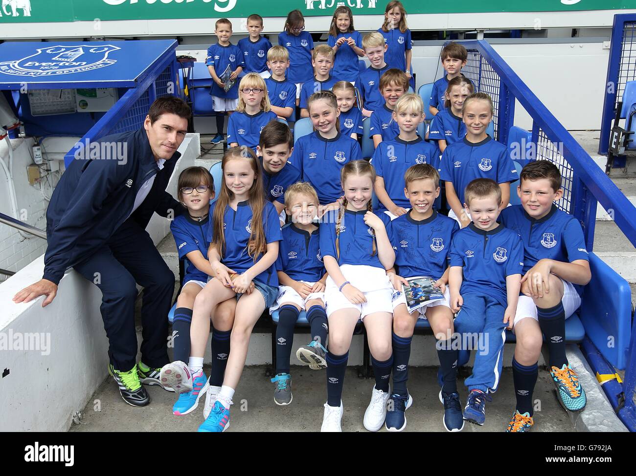 Junge Everton-Maskottchen posieren auf den Ständen für ein Foto Neben Gareth Barry vor dem Kick-off Stockfoto