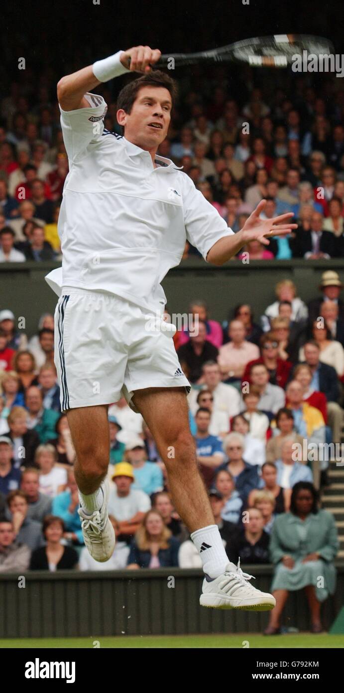 , KEINE HANDY-NUTZUNG : Großbritanniens Tim Henman im Einsatz gegen Sebastien Grosjean aus Frankreich im Männer-Viertelfinale bei den All England Lawn Tennis Championships in Wimbledon. Stockfoto