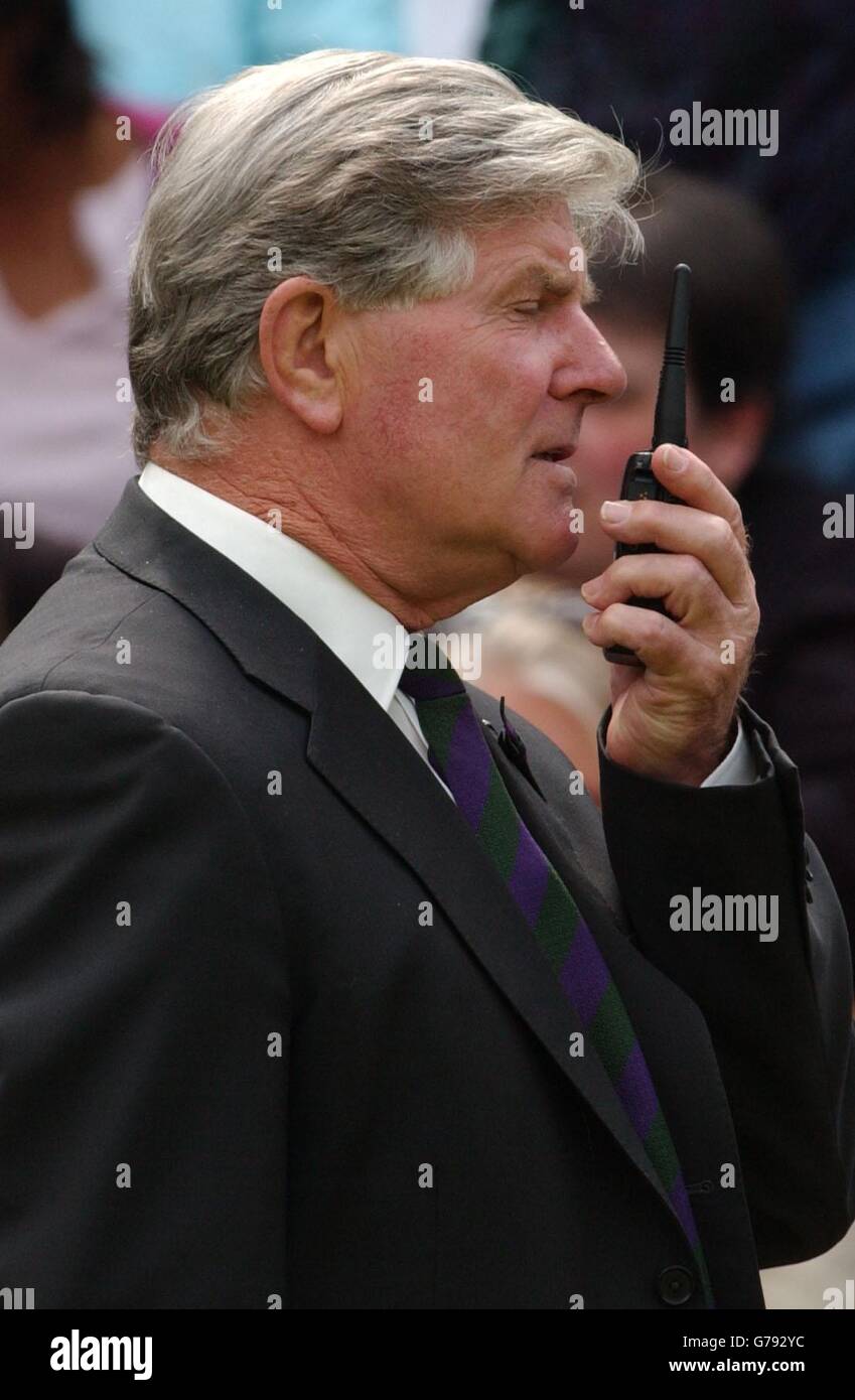 , KEINE HANDYNUTZUNG : Turnierschiedsrichter Alan Mills bei den All England Lawn Tennis Championships in Wimbledon. Regen unterbrach das Spiel mehrmals während des Tages und das Spiel zwischen dem Briten Tim Henman und Sebastien Grosjean aus Frankreich wurde schließlich für den Tag im vierten Satz ausgesetzt, wobei Grosjean mit zwei Sätzen zu einem führte. Stockfoto
