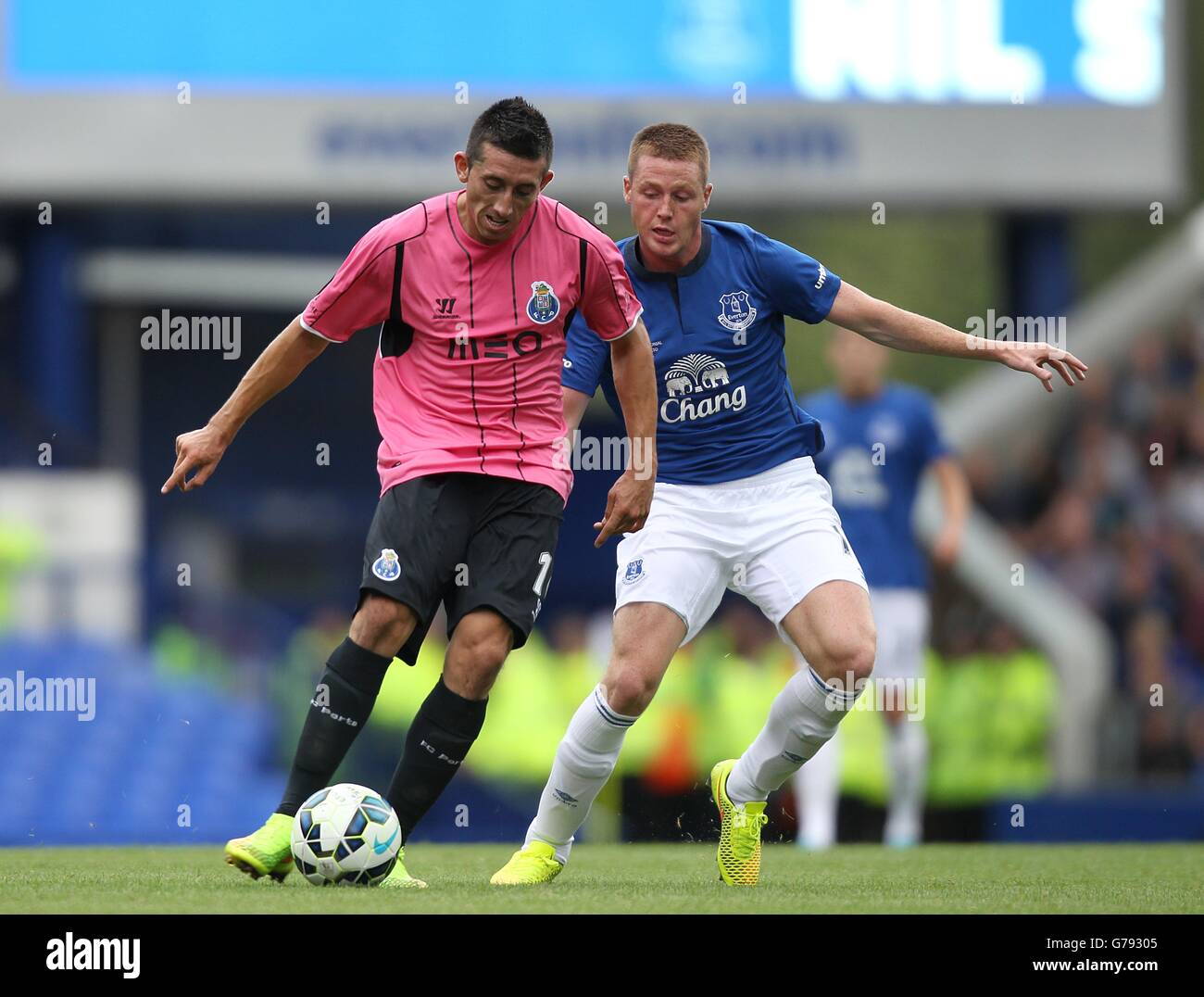 James McCarthy von Everton (rechts) und Hector Herrera von FC Porto Für den Ball Stockfoto