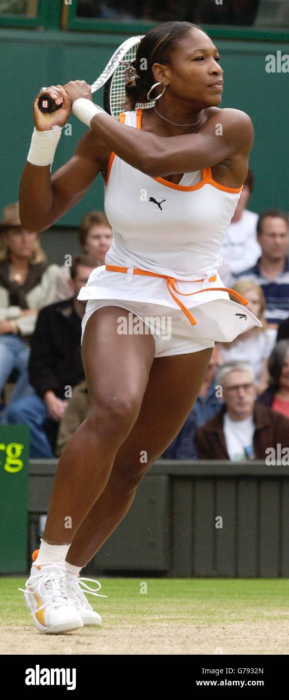 KEIN HANDY. Serena Williams aus den USA im Einsatz gegen Justine Henin-Hardenne aus Belgien bei ihrem Halbfinale bei den All England Lawn Tennis Championships in Wimbledon. Stockfoto