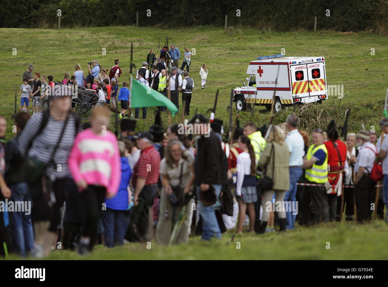 Ein Krankenwagen des Irischen Roten Kreuzes verlässt das Schlachtfeld nach einer Essig Hill Battle Re-enactment in Enniscorthy, Co Wexford, Irland. Stockfoto