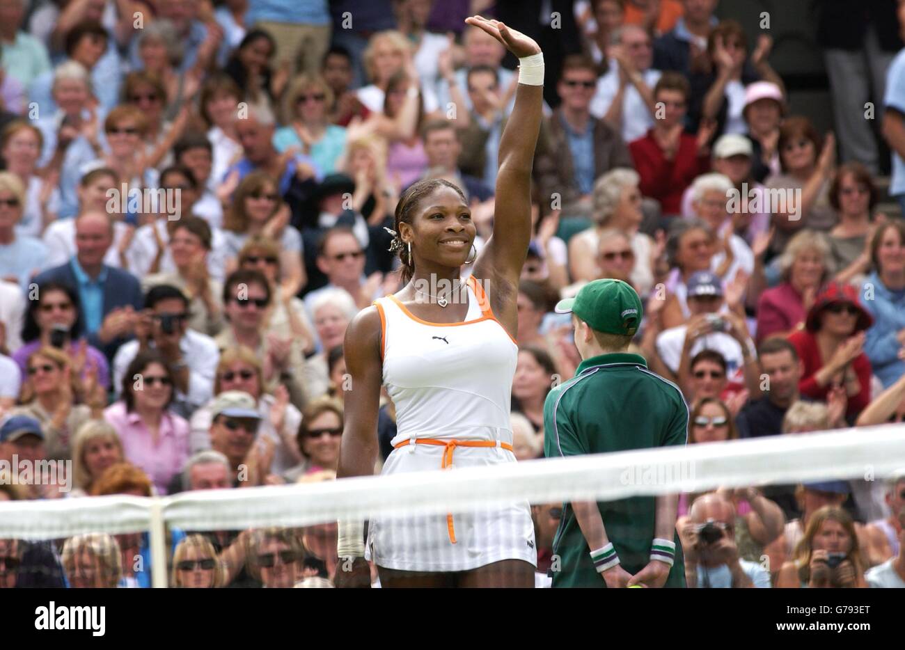 KEIN HANDY. Serena Williams aus den USA winkt ins Center Court-Publikum, nachdem sie Justine Henin-Hardenne aus Belgien mit 6:3/6:2 in ihrem Halbfinale bei den All England Lawn Tennis Championships in Wimbledon besiegt hat. Stockfoto