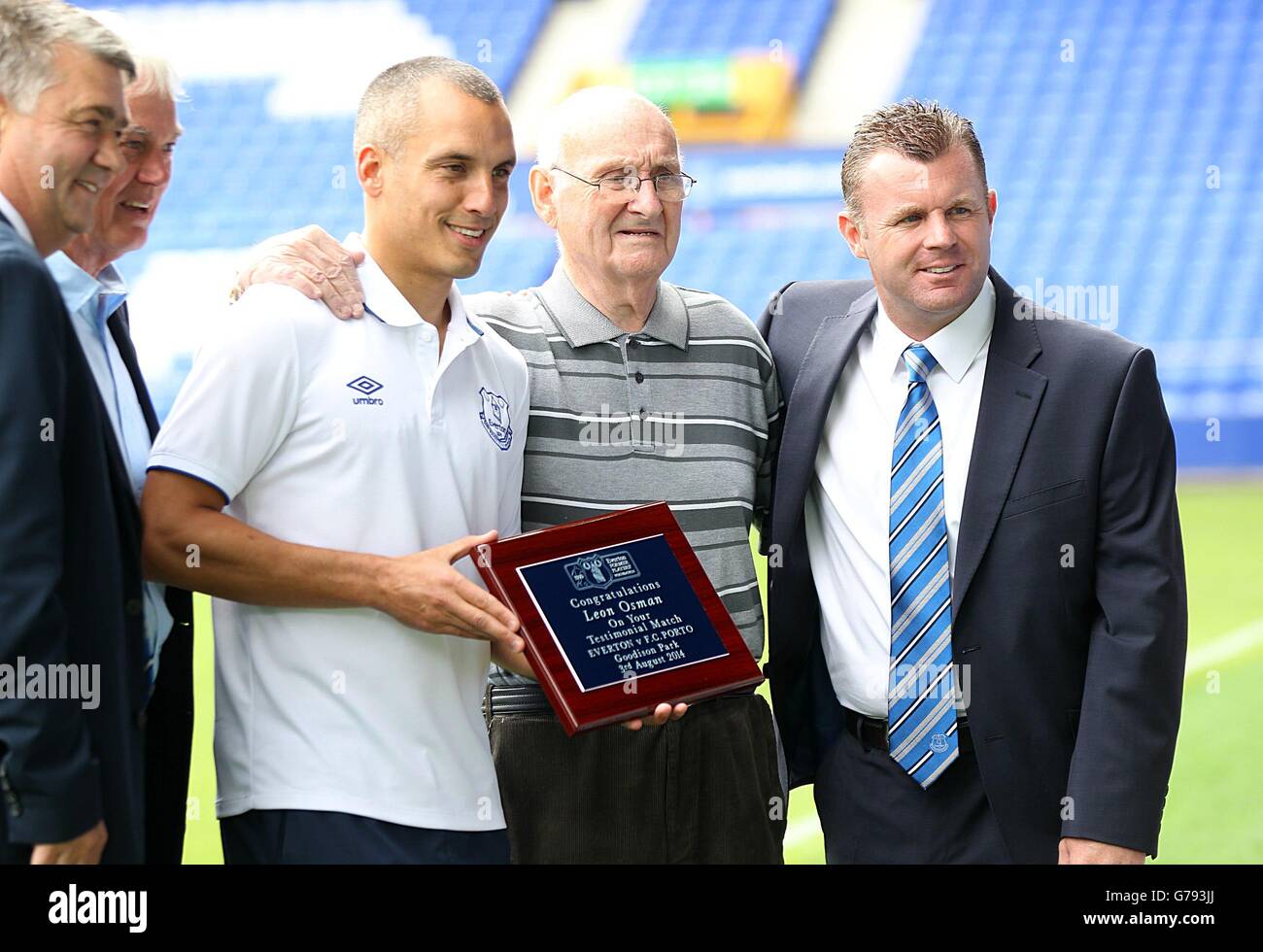 Mitglieder der Everton Former Players Foundation präsentieren Leon Osman Mit einer speziellen Plakette an der Seite des Platzes Stockfoto