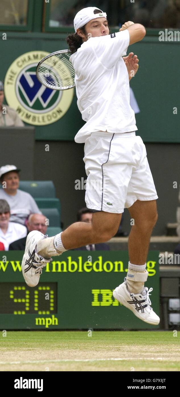 , KEINE HANDY-NUTZUNG : Sebastien Grosjean aus Frankreich im Einsatz gegen Mark Philippoussis aus Australien im Männer-Halbfinale bei den All England Lawn Tennis Championships in Wimbledon. Stockfoto