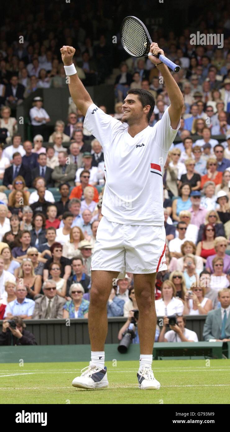 , KEINE HANDYNUTZUNG : Mark Philippoussis aus Australien feiert den Sieg über Sebastien Grosjean aus Frankreich im Halbfinale der Männer bei den All England Lawn Tennis Championships in Wimbledon. Endergebnis 7:6/6:3/6:3. Stockfoto