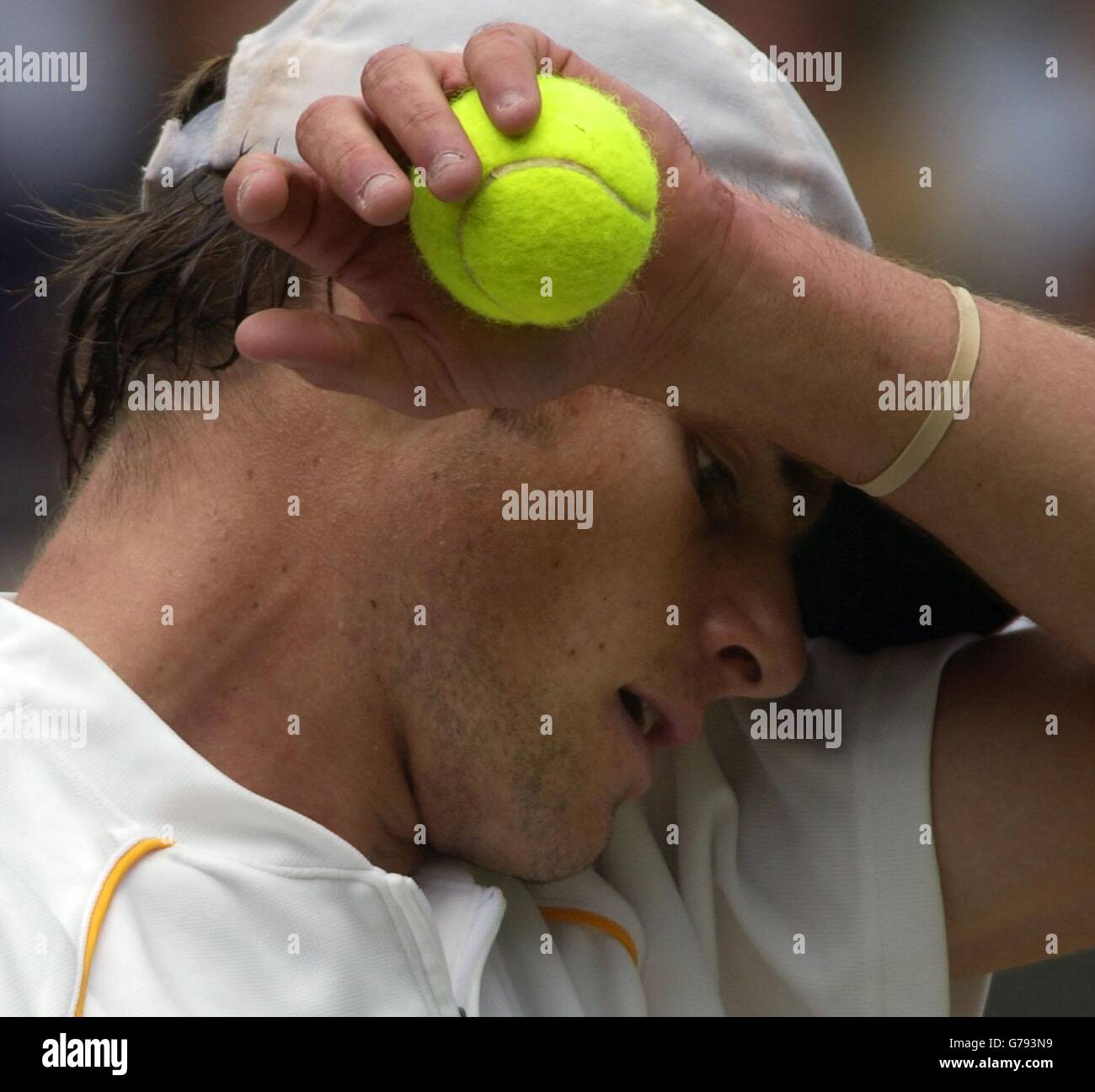 KEIN HANDY. Andy Roddick aus den USA im Einsatz gegen Roger Federer aus der Schweiz im Halbfinale der Herren bei den All England Lawn Tennis Championships in Wimbledon. Stockfoto