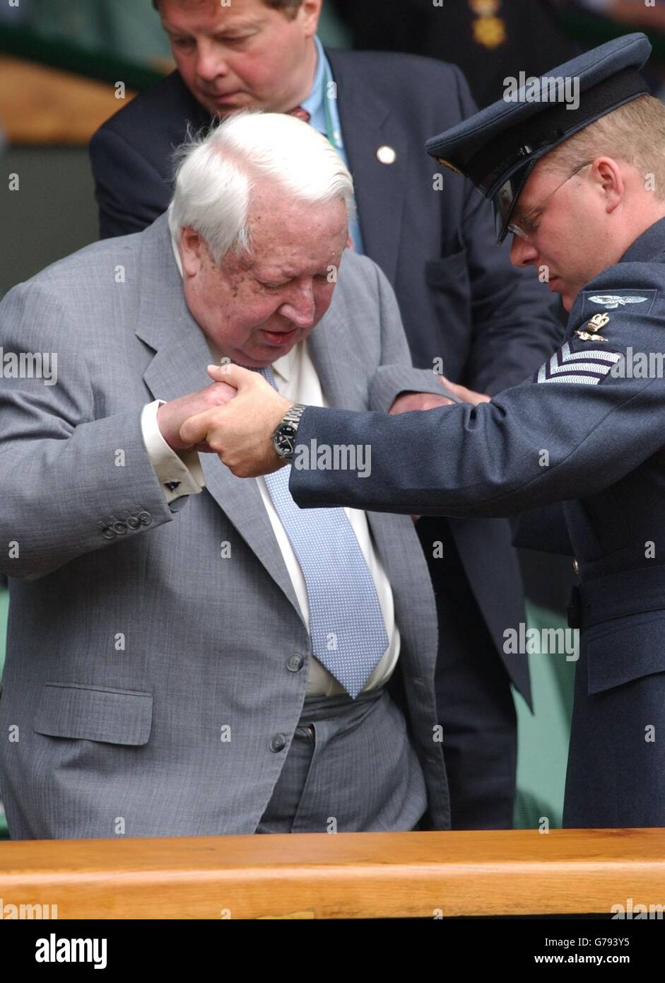 , KEINE HANDY-NUTZUNG : Ex-Premierminister Sir Edward Heath wird geholfen, Schritte in die königliche Box vor dem Damen-Halbfinale zwischen der Titelverteidigerin Serena Williams und ihrer Schwester Venus bei der All England Lawn Tennis Championships in Wimbledon. Stockfoto