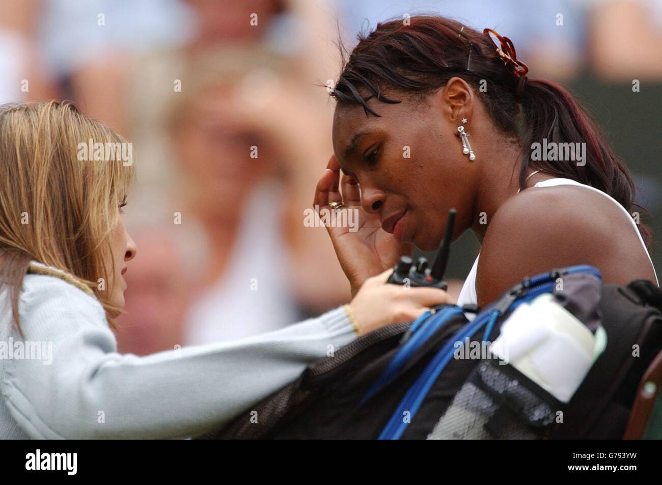 , KEINE HANDY-NUTZUNG : Venus Williams berät mit ihrer Trainerin Karen Davies, bevor sie den Platz für die Behandlung während der Damen-Endspiel gegen ihre Schwester Serena, die Titelverteidigerin bei der All England Lawn Tennis Championships in Wimbledon. Stockfoto