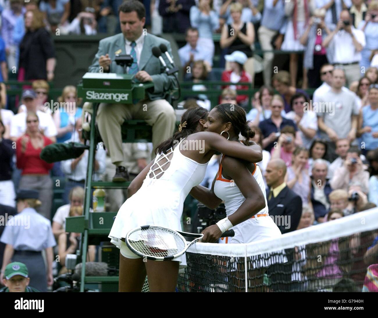 KEIN HANDY. Titelverteidigerin Serena Williams (rechts) umarmt ihre Schwester Venus, nachdem sie das Damenfinale bei den All England Lawn Tennis Championships in Wimbledon gewonnen hat. Endergebnis 4:6/6:4/6:2. Stockfoto