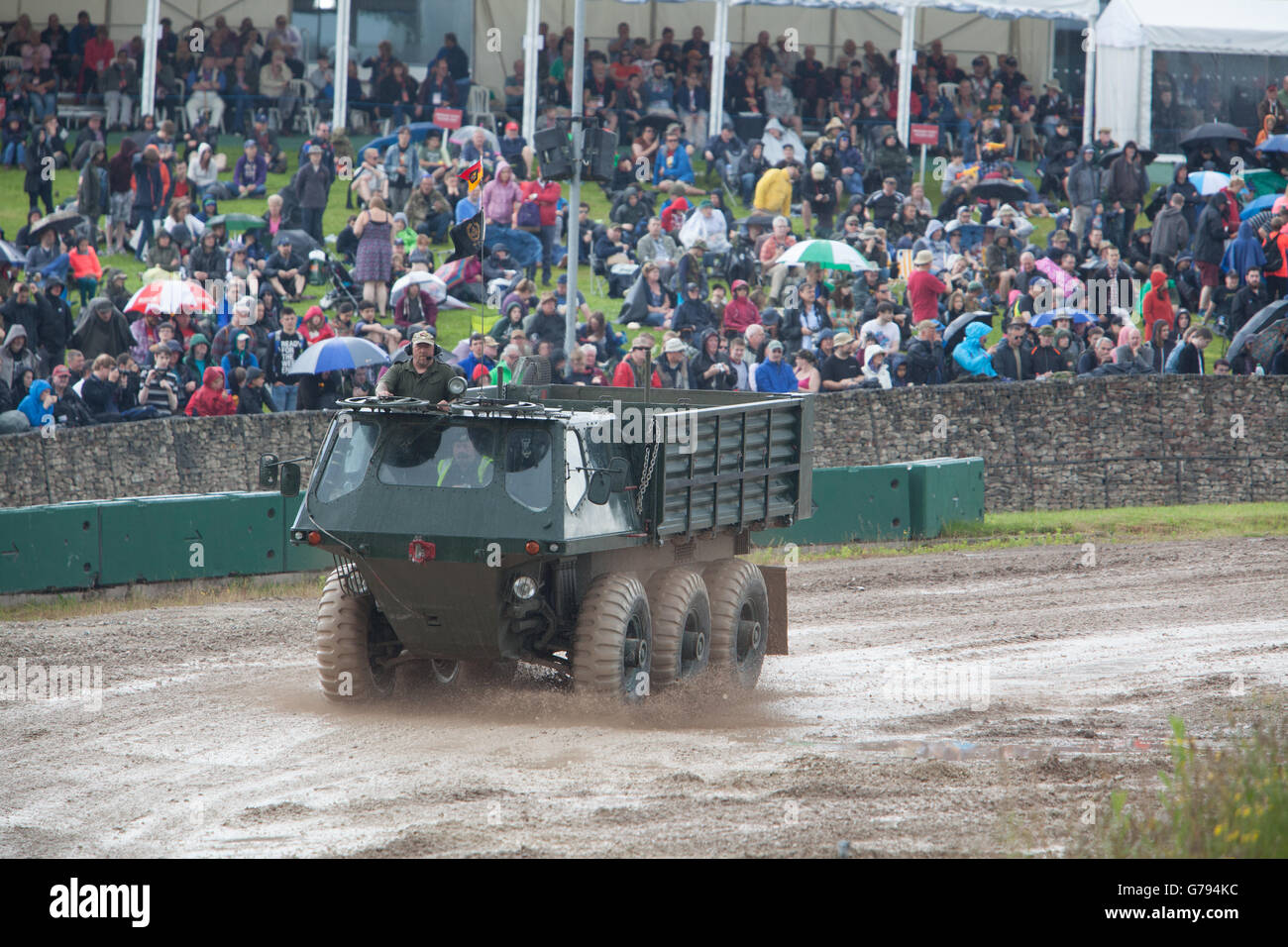 Bovington, Dorset, UK. 25. Juni 2016. Tankfest militärische zeigen. Alvis Stalwart Mk2 hochmobile amphibische Militär-LKW in der Hauptarena während starkem Regendusche. Bildnachweis: Colin C. Hill/Alamy Live-Nachrichten Stockfoto