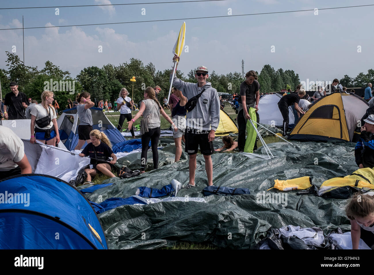 Dänemark, Roskilde, 26. Juni 2016. Roskilde Festival eröffnet offiziell das Campinggelände und zunächst 45.000 BesucherInnen haben stürmte der Gegend in der Hoffnung auf die besten Plätze zum Einrichten der vollkommensten Festival Camps am Nord-Europas größtes Musikfestival. Stockfoto