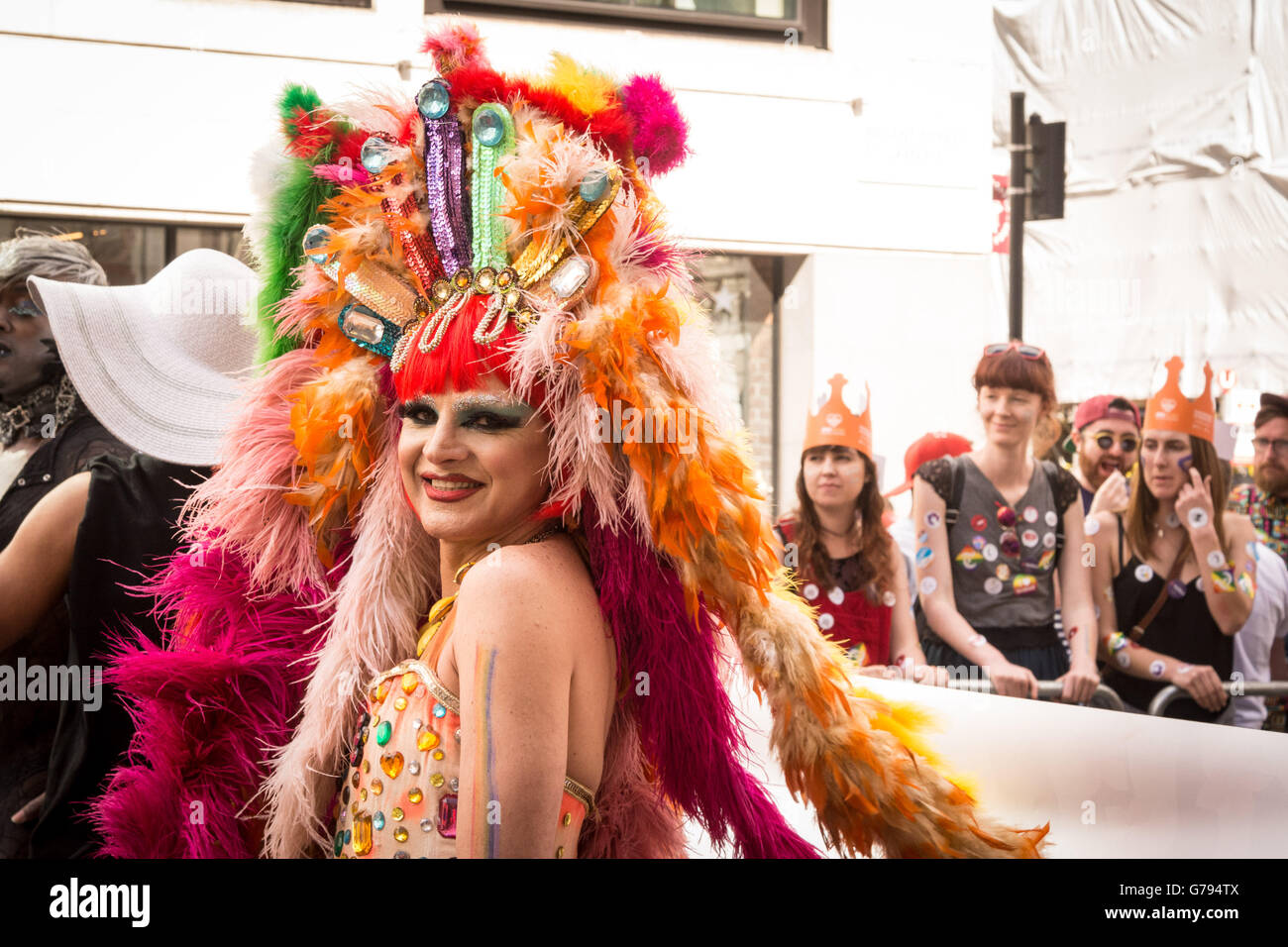 London UK 25. Juni 2016. Die Gay-Pride-Parade macht seinen Weg nach unten Haymarket. Bildnachweis: Patricia Phillips/Alamy Live-Nachrichten Stockfoto