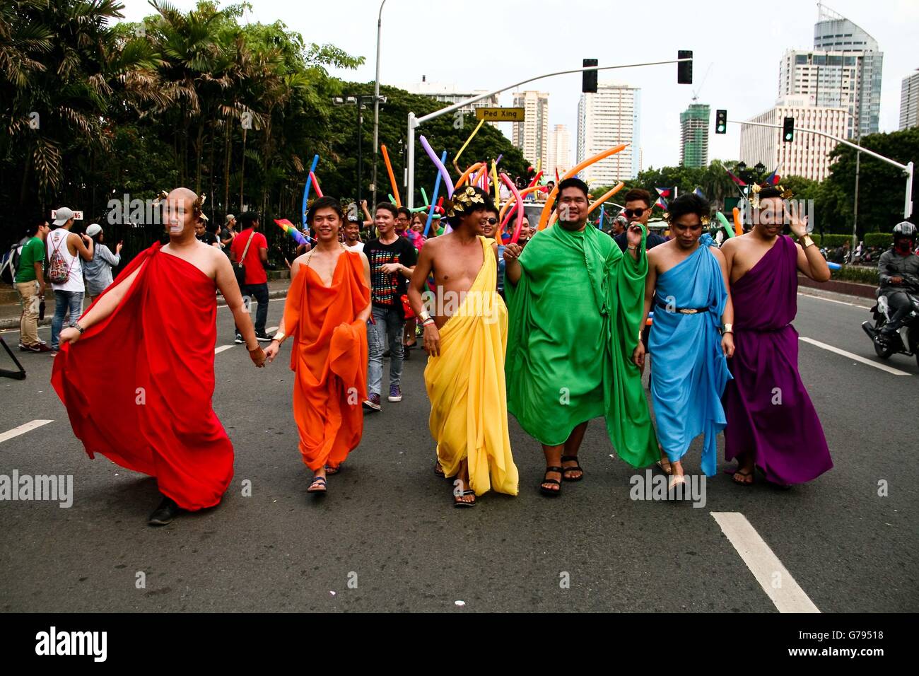 Philippinen. 25. Juni 2016. LGBTQ-Community-Mitglieder nehmen an der 22. Gay Pride März in Manila. Der Marsch wurde von Tausenden von LGBTQ-Mitglieder, die in Solidarität mit dem diesjährigen Thema, lassen Sie Liebe Zoll Credit ging Teil: J Gerard Seguia/ZUMA Draht/Alamy Live News Stockfoto