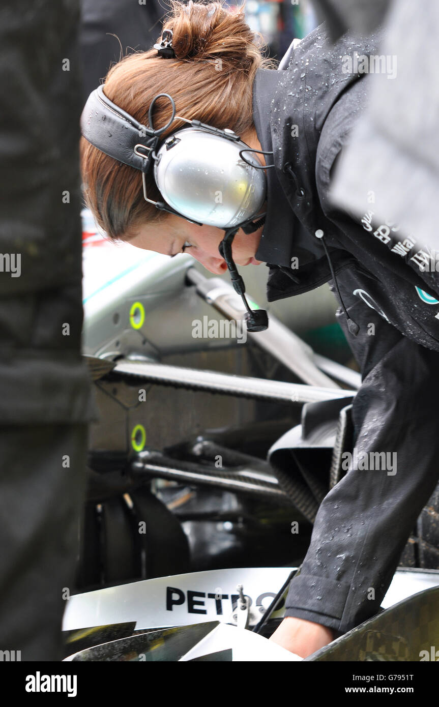 Technikerin im Mercedes-Team beim Goodwood Festival of Speed Stockfoto