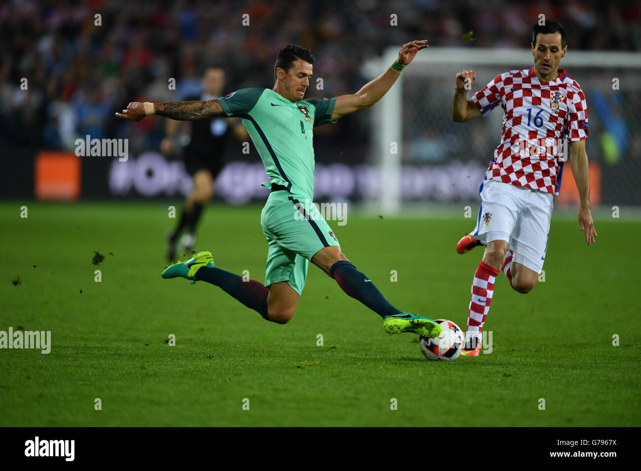 Lens, Frankreich. 25. Juni 2016. Nikola Kalinic (R) Kroatien wetteifert mit Jose Fonte Portugals während der Euro 2016 Runde von 16 Fußballspiel zwischen Portugal und Kroatien in Lens, Frankreich, am 25. Juni 2016. Bildnachweis: Tao Xiyi/Xinhua/Alamy Live-Nachrichten Stockfoto