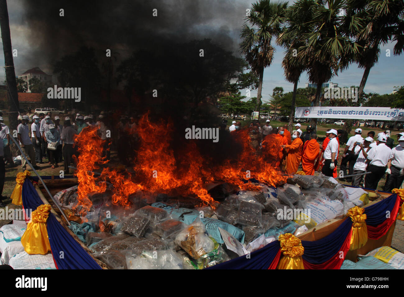 Phnom Penh, Kambodscha. 26. Juni 2016. Haufen von Drogen werden in Phnom Penh, Kambodscha, 26. Juni 2016 niedergebrannt. Die kambodschanischen Behörden am Sonntag feierlich brannte etwa 1,56 Tonnen Marihuana, Methamphetamin und Heroin, die von kriminellen letztes Jahr beschlagnahmt wurden, sagte Anti-Drogen-Chef. Die Droge Zerstörung Zeremonie fand hier statt, anlässlich der internationalen Tag gegen Drogenmissbrauch und unerlaubten Suchtstoffverkehr, die weltweit am 26. Juni 1987 beobachtet worden. Bildnachweis: Sovannara/Xinhua/Alamy Live-Nachrichten Stockfoto