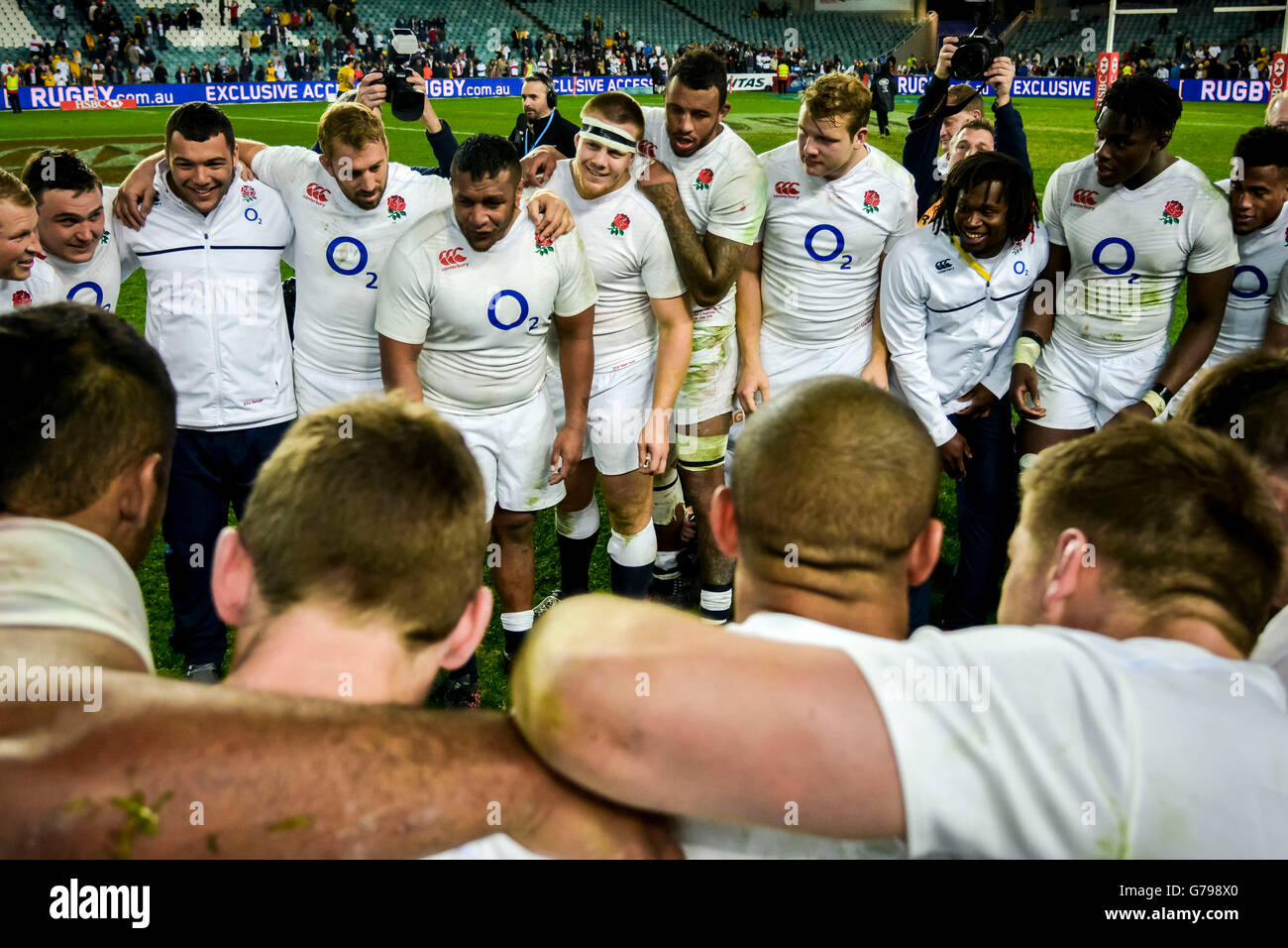 Sydney, Australien. 25. Juni 2016. Die englische Rugby-Team feiert Sieg über Australien in die dritte und letzte Rugby-union-Testspiel. England gewann das Endspiel 44-40 im Allianz-Stadion und der Köche-Cup-Serie 3-0 Sydney, Australien. 25. Juni 2016. Bildnachweis: Hugh Peterswald/Alamy Live-Nachrichten Stockfoto