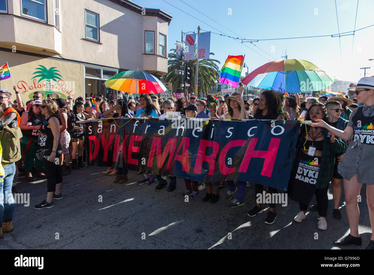 San Francisco, Kalifornien, USA. 25. Juni 2016. Demonstranten beginnen die Dyke März um Dolores Park. Bildnachweis: John Orvis/Alamy Live-Nachrichten Stockfoto