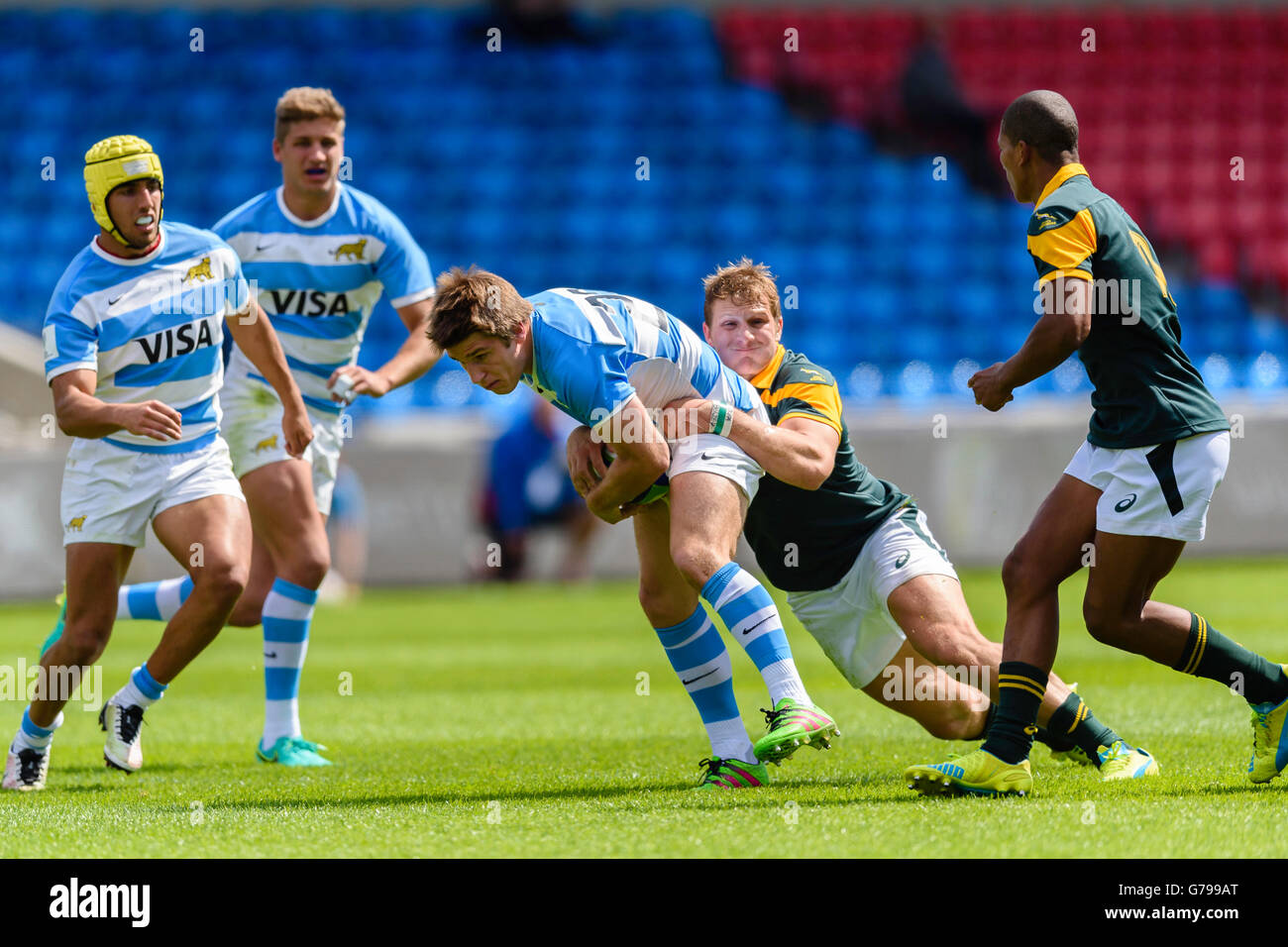 Manchester, UK. 25. Juni 2016. Argentiniens Tomas Malanos während AJ-Bell-Stadion in Manchester, England Rugby U20 Weltmeisterschaft von südafrikanischen Spieler angegriffen. Bildnachweis: Taka Wu/Alamy Live-Nachrichten Stockfoto