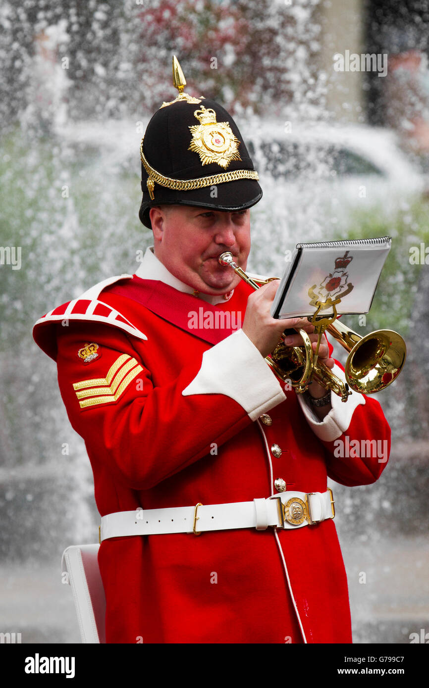 Southport, Merseyside, UK. 26 Juni, 2016. Trompeter auf Streitkräfte Tag als britische Soldaten in der Band von des Königs Division. Musiker in Preston, Lancashire, England nehmen die Salute wie die Mitglieder spielen God save the Queen zu den Beifall der versammelten Veteranen und Zuschauer. Credit: MediaWorldImages/Alamy leben Nachrichten Stockfoto