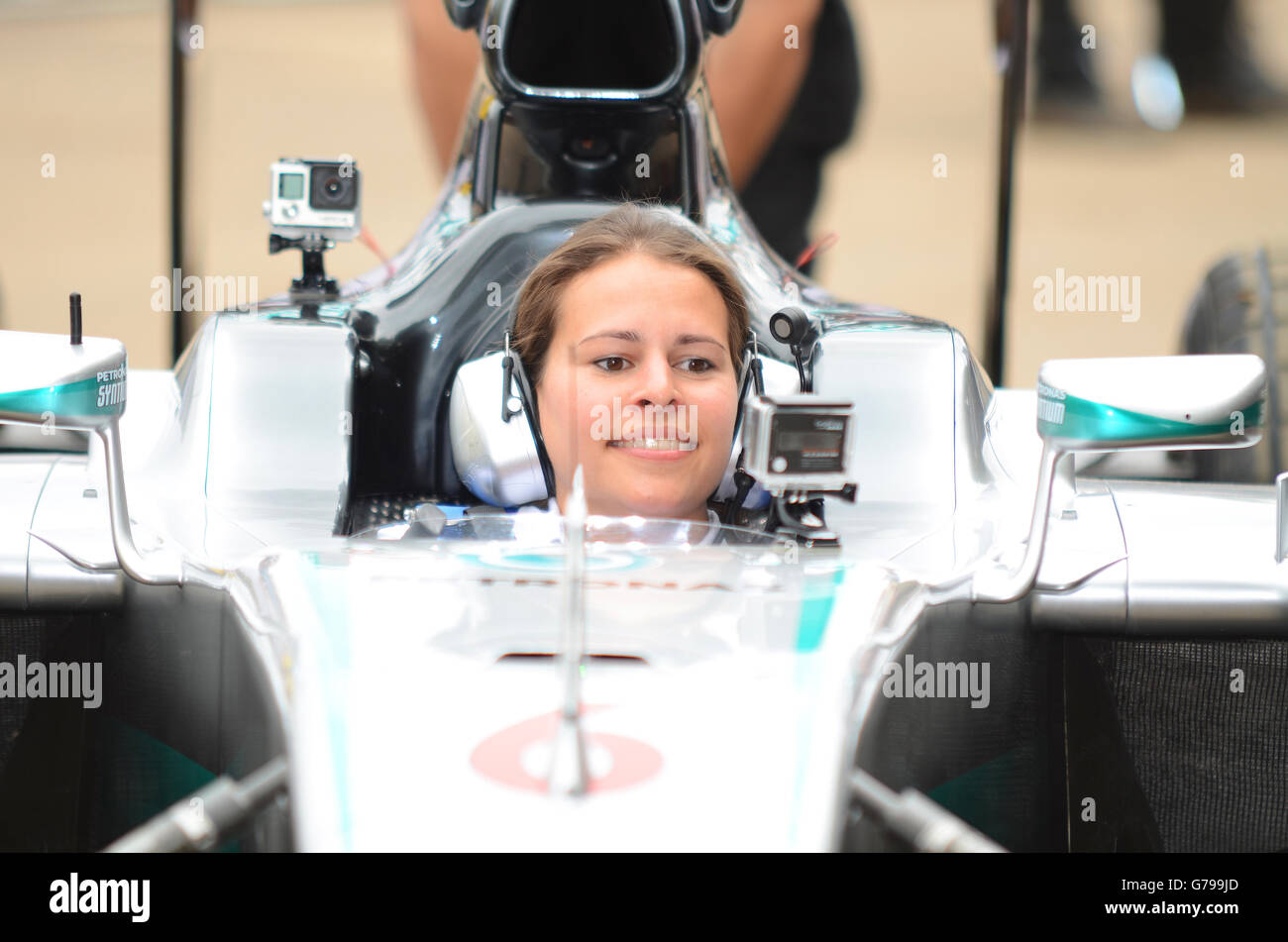 Technikerin im Mercedes F1-Auto beim Goodwood Festival of Speed Stockfoto