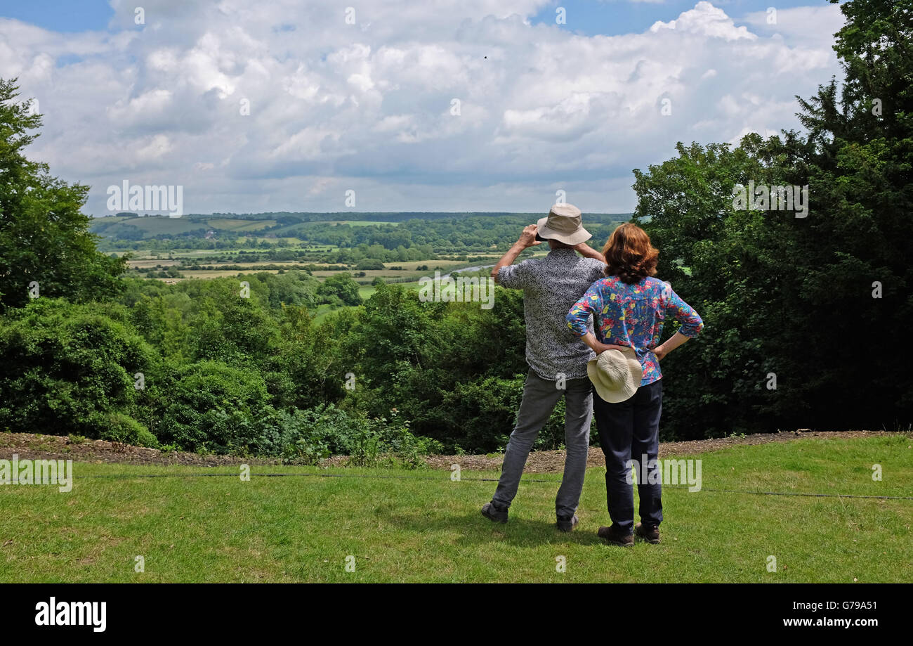 Arundel West Sussex UK 26. Juni 2016 - Menschen genießen die atemberaubende Aussicht über den Arun-Tal bei Arundel bei warmen sonnigem Wetter heute nachdem die Abstimmung auf die Europäische Union verlassen Großbritannien teilen Kredit verlassen hat: Simon Dack/Alamy Live News Stockfoto