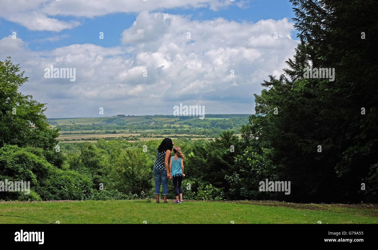 Arundel West Sussex UK 26. Juni 2016 - Menschen genießen die atemberaubende Aussicht über den Arun-Tal bei Arundel bei warmen sonnigem Wetter heute nachdem die Abstimmung auf die Europäische Union verlassen Großbritannien teilen Kredit verlassen hat: Simon Dack/Alamy Live News Stockfoto