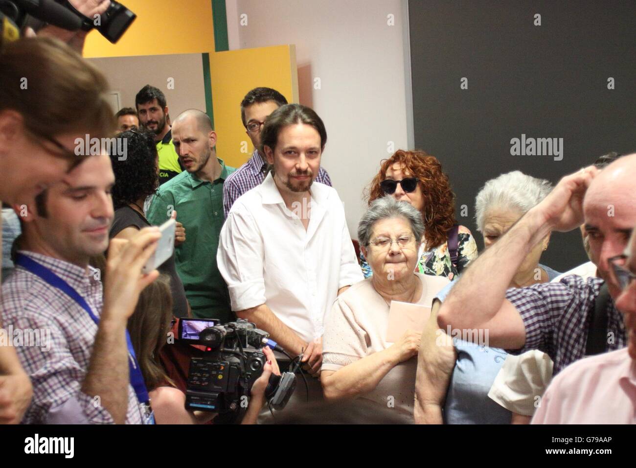 Madrid, Spanien. 26. Juni 2016. Podemos Führer Pablo Iglesias (C) wartet in der Linie für die Abgabe seiner Stimme an Tirso de Molina-Schule in Vallecas in der Nähe von Madrid, Spanien, am 26. Juni 2016. Abstimmung begann um 09:00 Ortszeit bei den zweiten Parlamentswahlen in Spanien in sechs Monaten. Bildnachweis: David Fernandez/Xinhua/Alamy Live-Nachrichten Stockfoto