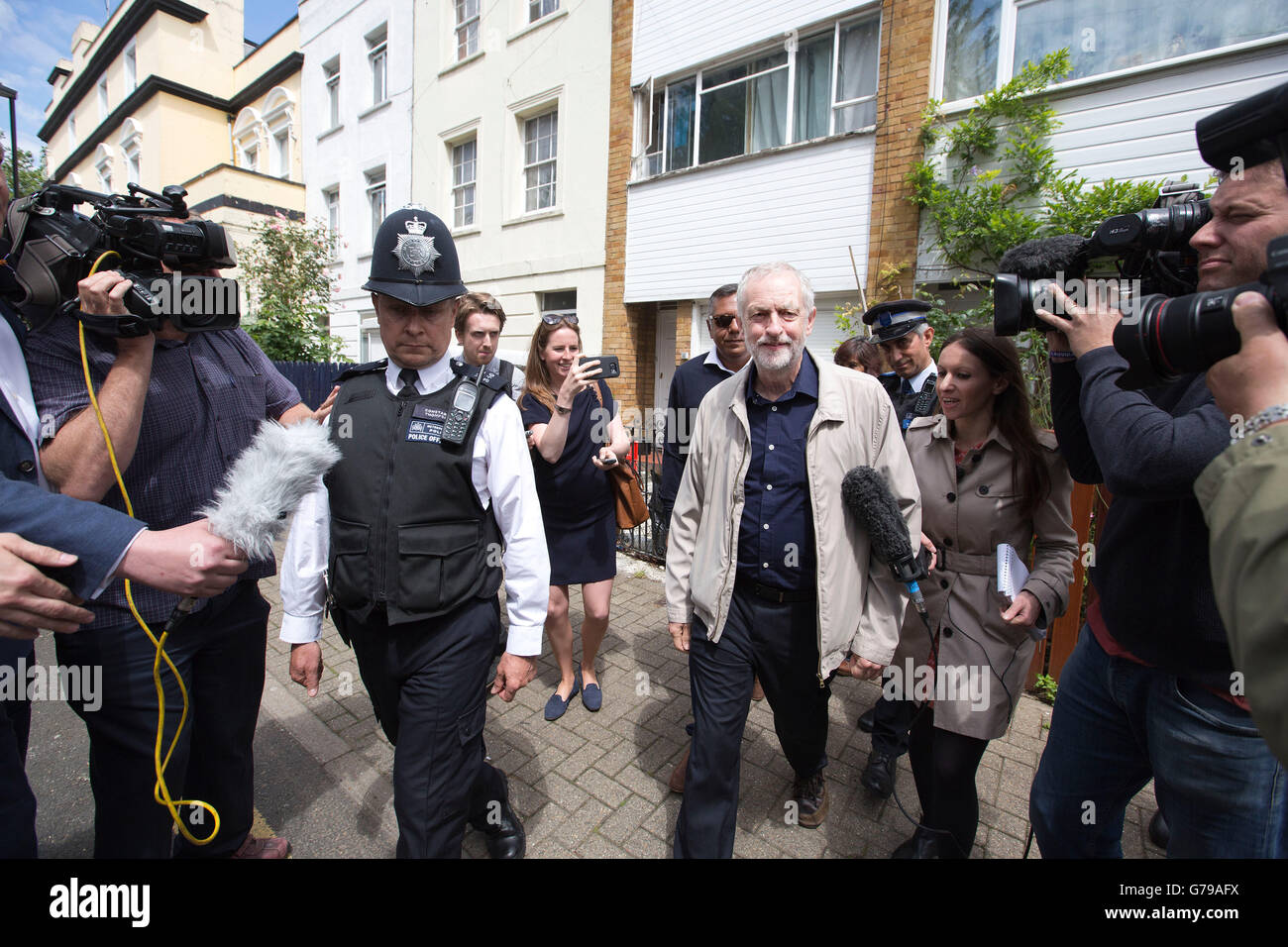 London, UK. 26. Juni 2016. Presse warten außerhalb der Heimat Jeremy Corbyn, Führer der Labour Party in Großbritannien als Kollegen Schattenkabinett Partei Mitglieder Nachfrage seinen Rücktritt aus der Führung. Bildnachweis: Jeff Gilbert/Alamy Live-Nachrichten Stockfoto