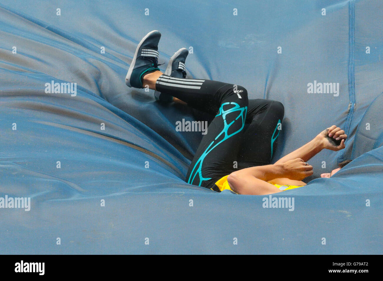 Stabhochsprung-Athlet fällt auf die Matte Absturz während Stockfoto